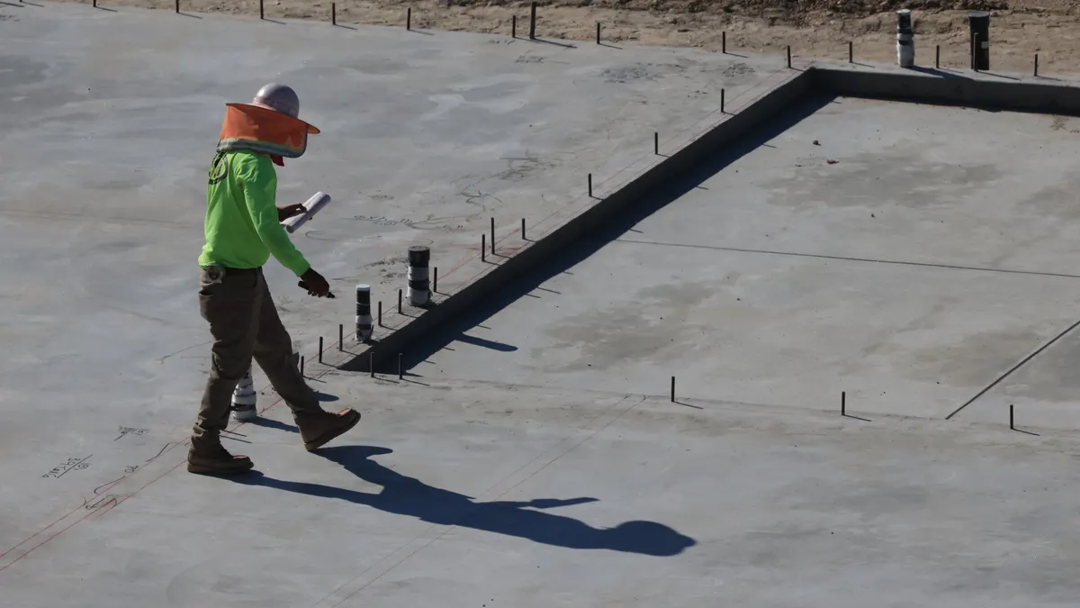 Betoniranje cijena — izvedena betonska ploča s pripremljenom armaturom po obodu