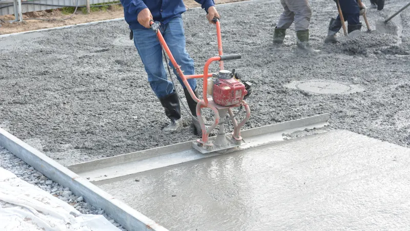 Strojno ravnanje svježe betonske ploče