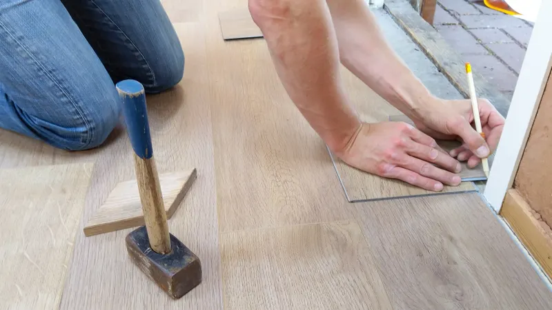 Sastavljanje lamela laminata gumenim čekićem