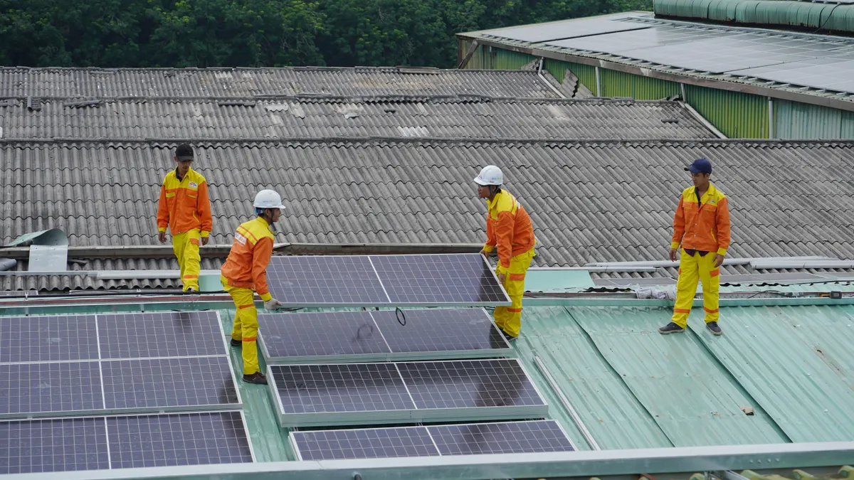 Solarni paneli cijena — montaža solarnih panela na krovu