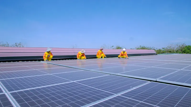 Polje solarnih panela s radnicima na krovu